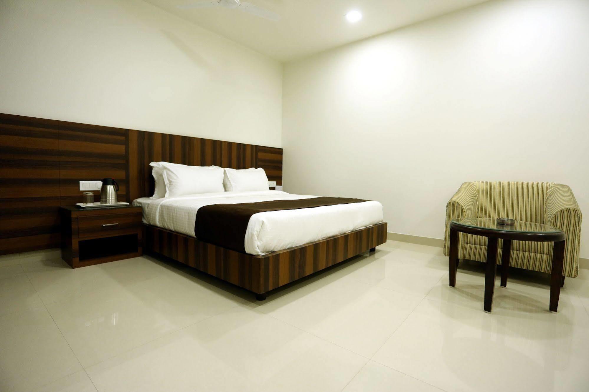 Solitaire Hotel Raipur  ภายนอก รูปภาพ