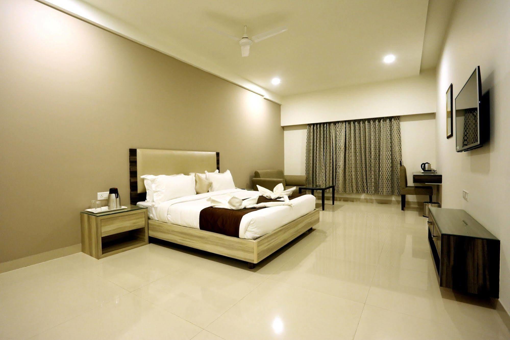 Solitaire Hotel Raipur  ภายนอก รูปภาพ