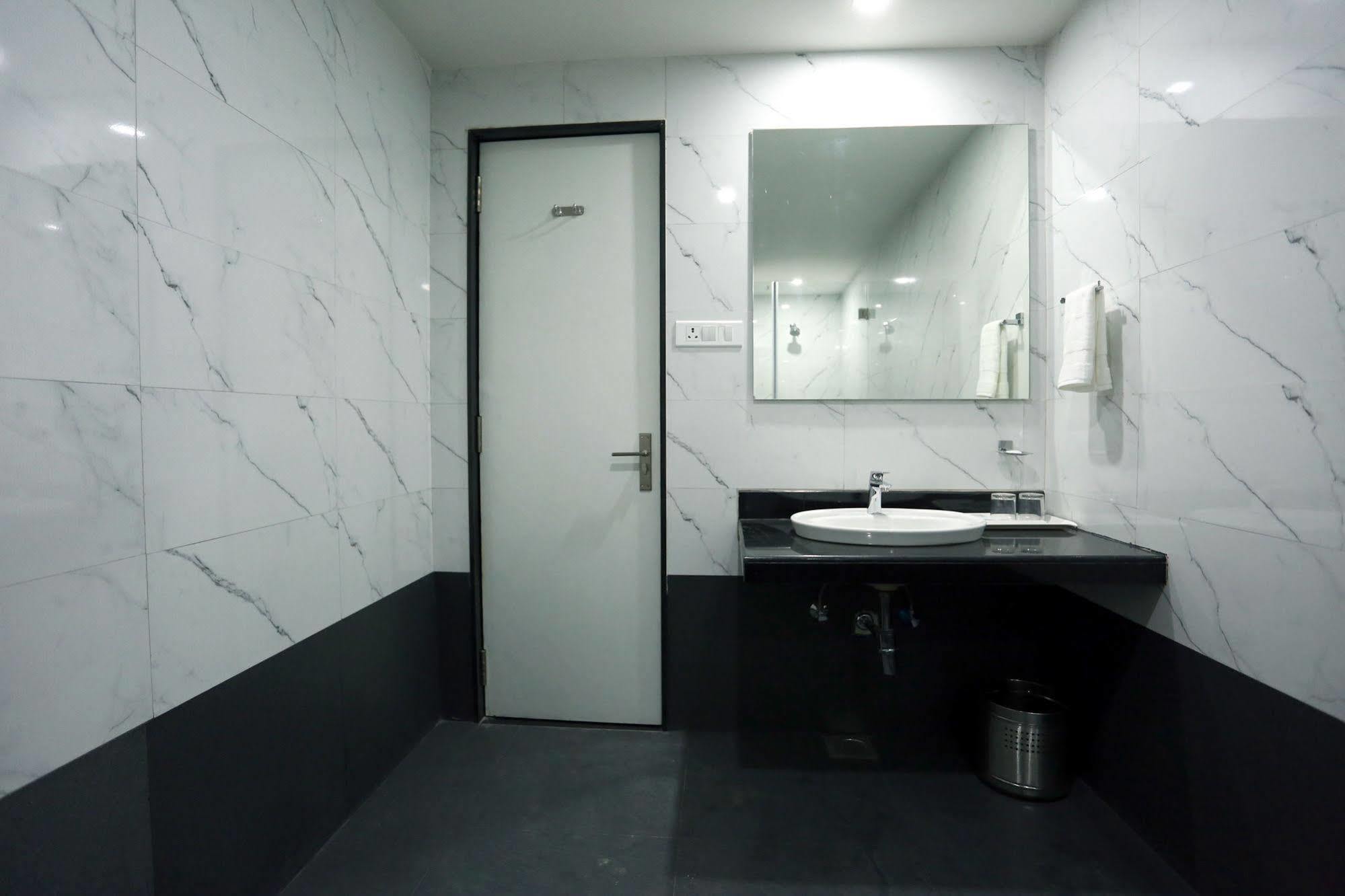 Solitaire Hotel Raipur  ภายนอก รูปภาพ