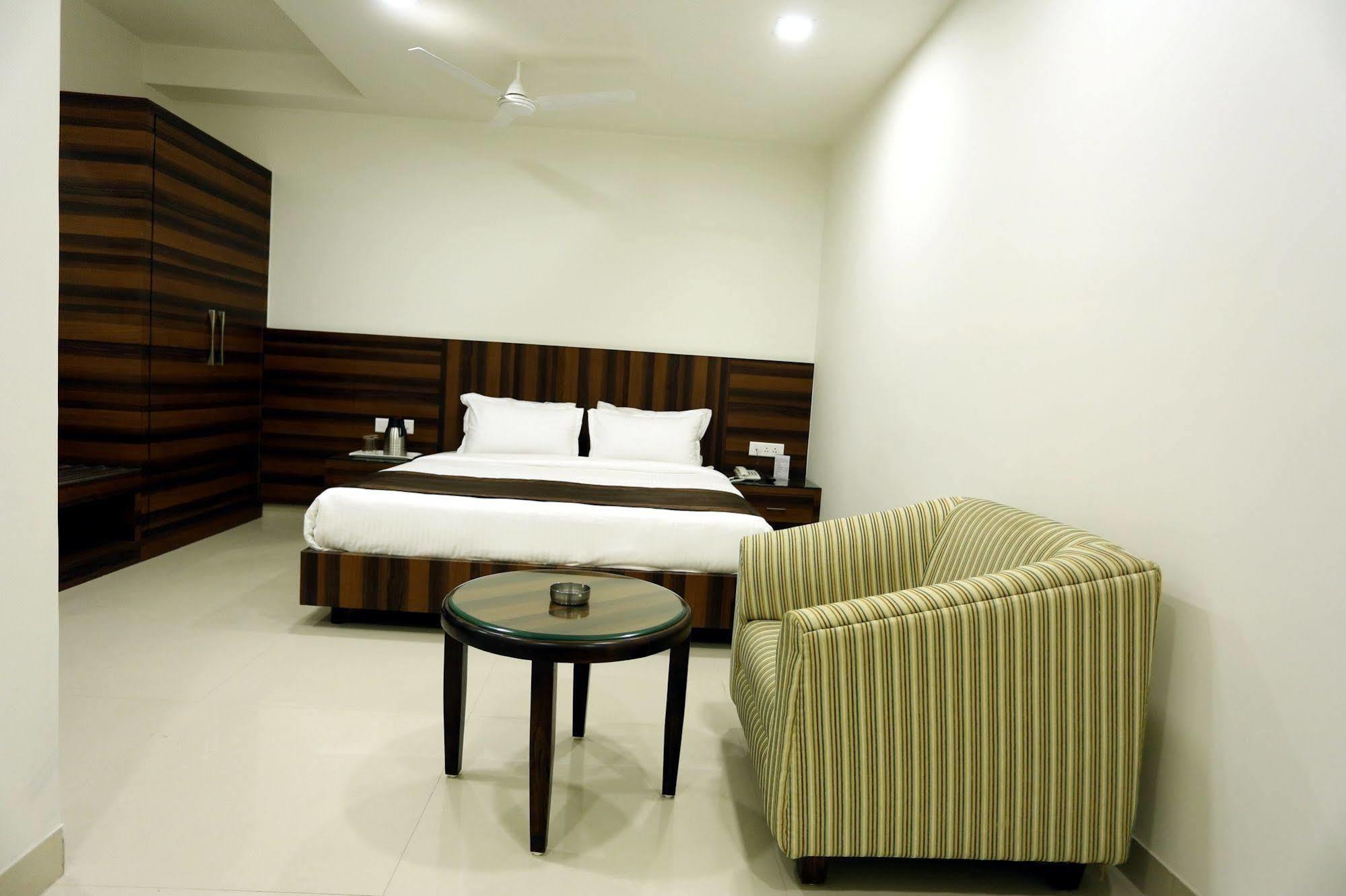 Solitaire Hotel Raipur  ภายนอก รูปภาพ