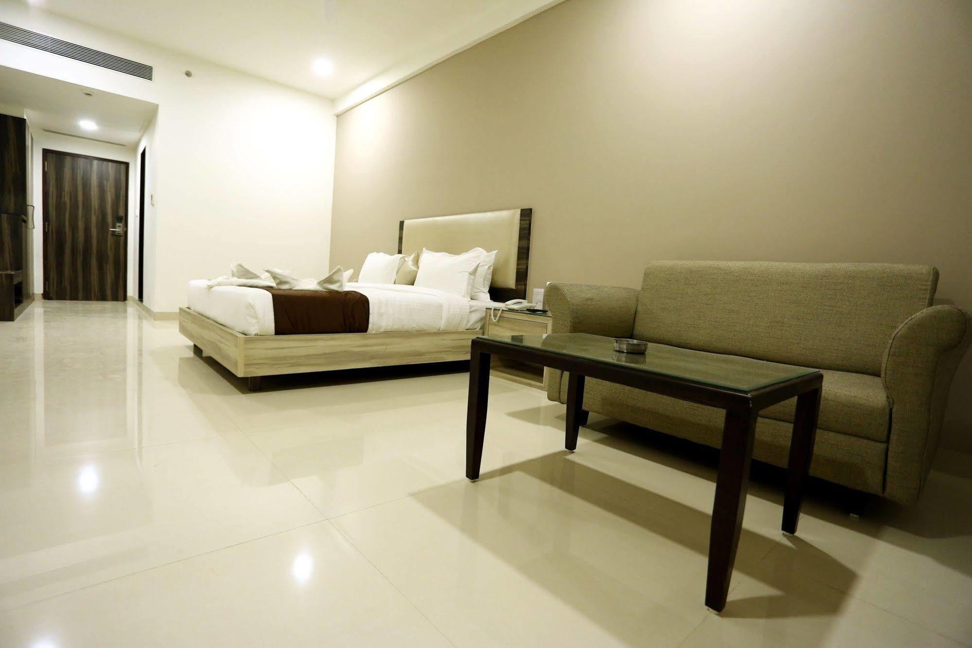 Solitaire Hotel Raipur  ภายนอก รูปภาพ
